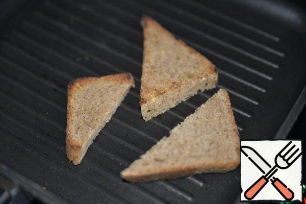To serve the salad, cut the bread into thin triangles. I have "grey" bread. Dry the bread on a grill pan.