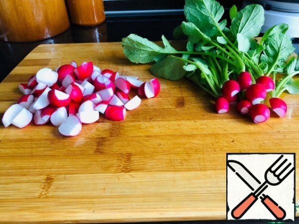 Part of the young radish is left with the tops (if the radish is large, it must be cut in half with the tops), and the rest is cut into large blocks.
