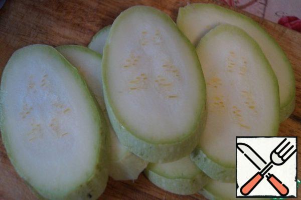 Zucchini also cut into slices, try to fit the size of the pieces of meat. Add salt to the zucchini to taste.