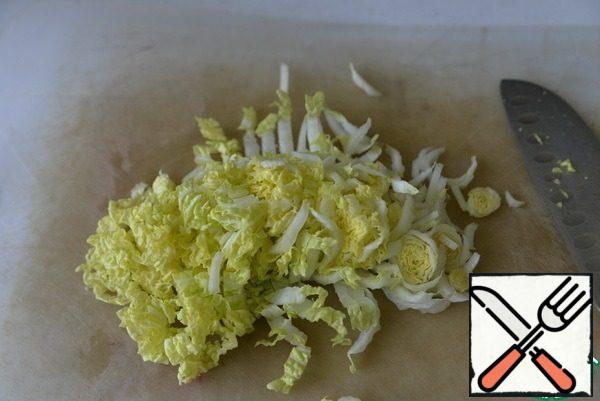 Cut the Chicnese cabbage into thin strips.