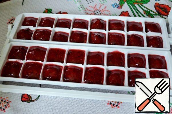 Mix the syrup and berry puree. Try again.
Spread out on the molds for freezing.