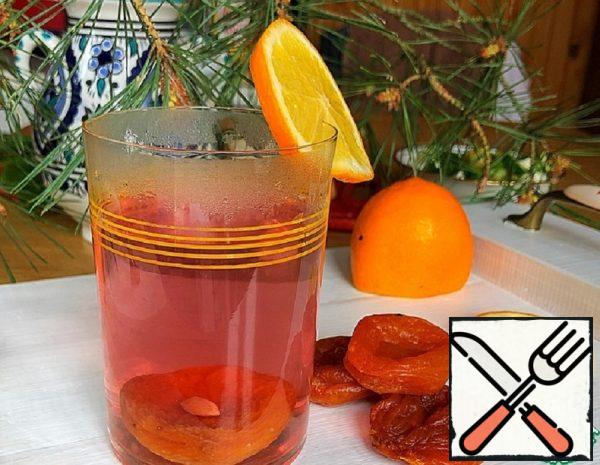 There will be no steps, everything is very simple. Boil water, add karkade, dried apricots and chopped nectarine. Add two slices of lemon. Allow to infuse for 10-15 minutes.