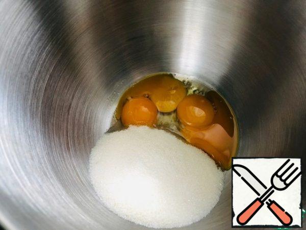 Separate the yolks from the whites. Mix the yolks with 130 grams of sugar and whisk.