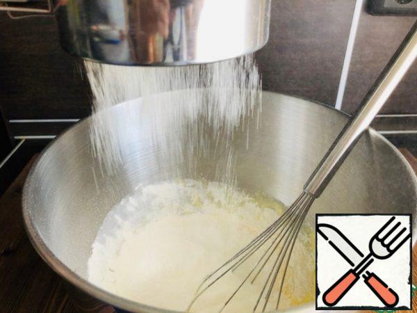 Sift the flour together with the starch to the beaten yolks. Stir until smooth and remove the Cup to the side.