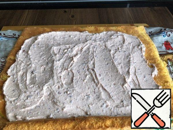 Unwrap the cooled biscuit, apply the cream to the entire surface of the biscuit.