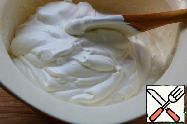 Quickly introduce carefully whipped cream into the gelatin mass, stirring the mass from the bottom up - as if folding.