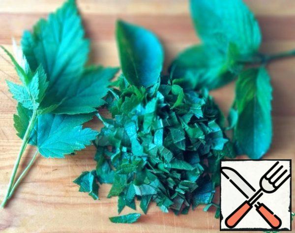 Currant, cherry and mint leaves are well washed and cut.