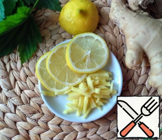 Peel the ginger and cut it at random. Wash the lemon well and cut it into slices.
