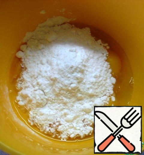Mix the eggs with powdered sugar.