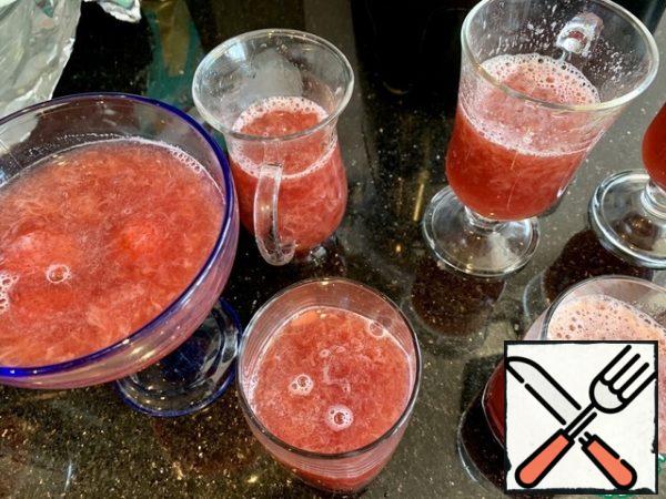 Pour the strawberry jelly into 2/3 of the glasses (bowls). Place in the refrigerator for 1 hour.