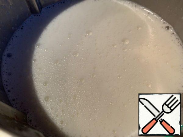 Combine the milk and cream, add 100 sugar and a pack of gelatin, and heat stirring to a maximum of 60 degrees. Gelatin and sugar should completely dissolve, cool.