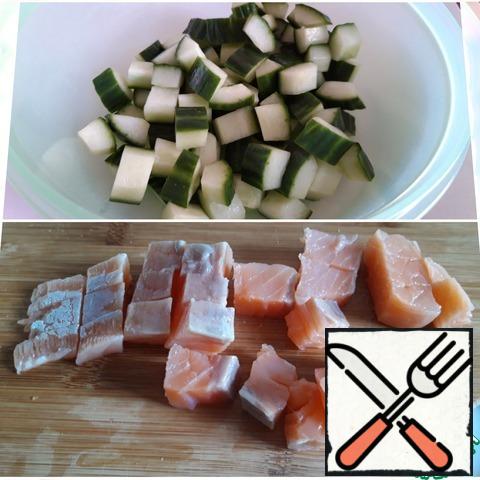 Cut the salmon into small cubes, and cut the cucumber into small pieces.