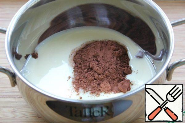 Condensed milk, 35 g of cocoa powder, butter put in a bucket, put on the stove and, stirring, cook until thick.
Remove from the stove.