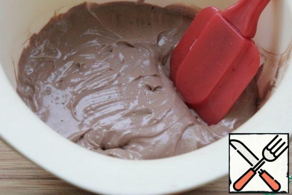 Without stopping whipping, reduce the speed and add 3/4 whipped mass, add salt and 1 St l of cocoa powder-beat well until smooth.