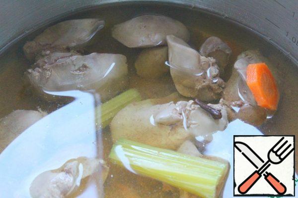 How to boil liver for salad -
remove the film from the liver and clear it of fat.
Pour water into the pot, add 1 clove, 1 celery stalk, a couple of circles of carrots and bring to a boil.
Lower the liver into boiling water, bring to a boil and remove the fire so that the water shakes, does not boil, cook the liver for 10 minutes.