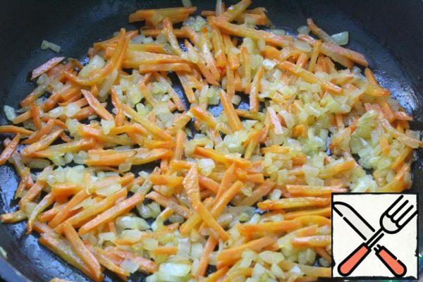Onion finely diced, carrots cut into strips, fry on 1 St l of vegetable oil.
Cool.