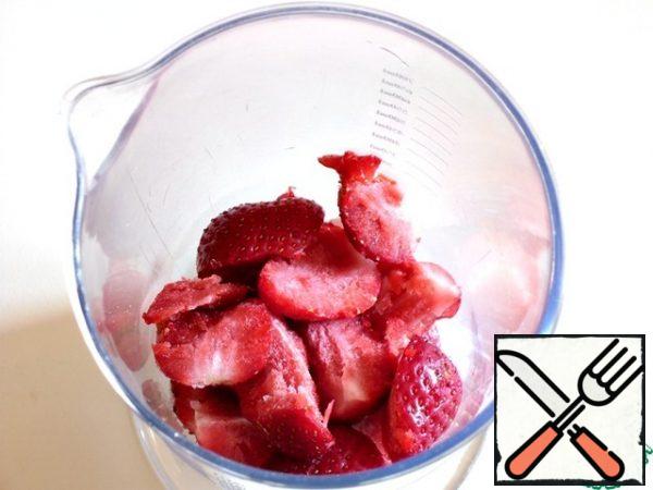 Clean the strawberries from the leaves, wash them in running water, dry them on a paper towel, and chop them into a smooth puree using a blender or fork.