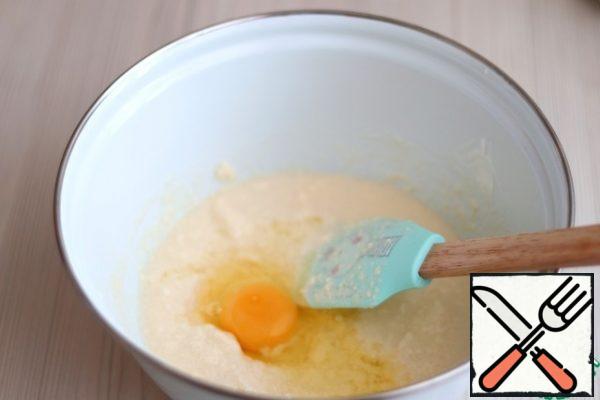 Add the egg (1 PC.) and lemon juice (2 tbsp.) to the oil mixture. The mixture is stirred.