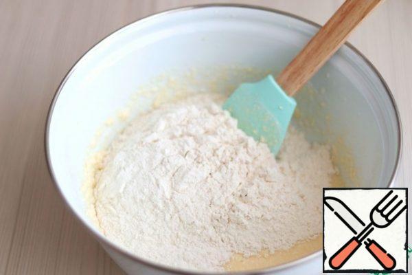 Then add a mixture of dry ingredients. Zamesit dough.