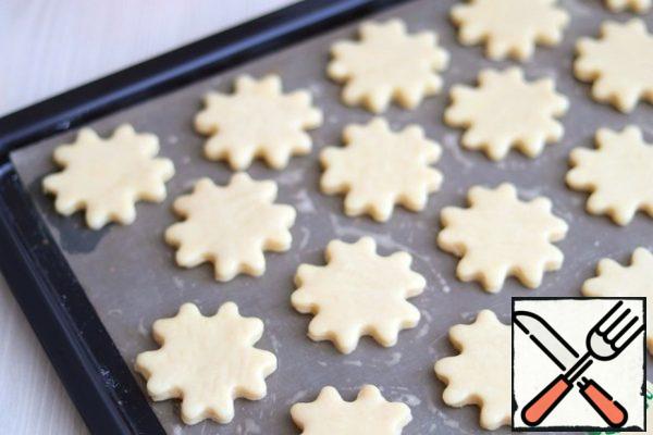 Place the cookies on a baking sheet covered with baking paper. Cookies smear with beaten egg, sprinkle with sugar and set in a preheated oven to 190-200C.