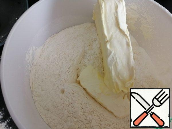 Sow the flour, add the vanilla and baking powder, and add the soft butter.