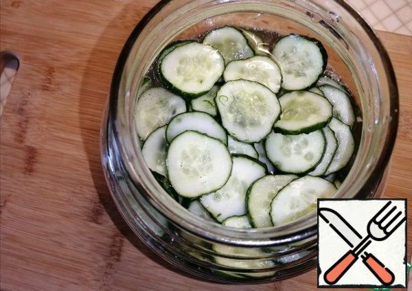 Pour the cucumbers into the jar. Close the lid and shake several times. Put it in the refrigerator for 30 minutes.