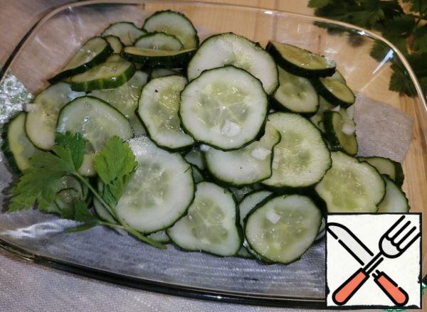 After 30 minutes, remove the jar from the refrigerator and transfer the cucumbers to a salad bowl without marinade. Add canned green peas and finely chopped parsley. Pour vegetable oil and mix well.