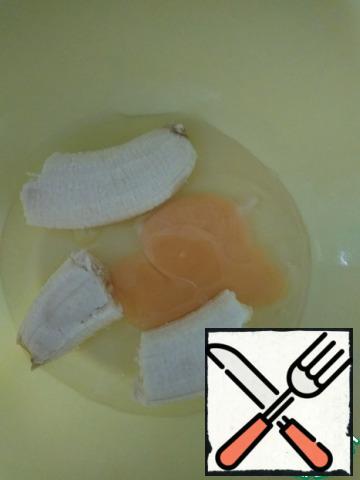 Beat the egg and banana until smooth.
But you can mash a banana with a fork, but very large pieces are not desirable to leave.