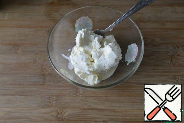 Curd cheese is thoroughly mixed in cream with cream, you can take yogurt or sour cream to reduce the calorie content of the dish.