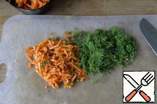 We take carrots in Korean, ready-made or make them ourselves, cut them so that there are no long carrots and it is easier to mix them.
Wash dill, dry, chop.