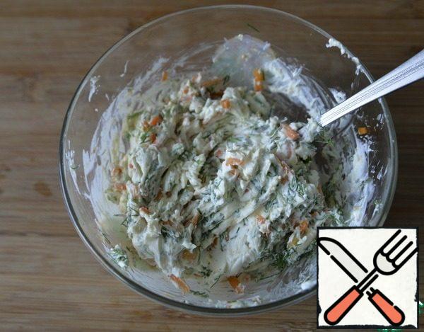 Mix the cream of cottage cheese with carrots and dill.