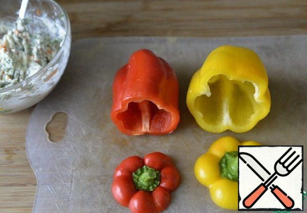 Wash the peppers, cut off the stalk, remove the seeds.