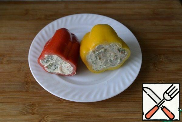 Stuffed peppers with cottage cheese filling with carrots very tightly.
If you need a quick feed, then put it in the freezer for 15 minutes.
If it is served during the day, then just put it in the refrigerator.