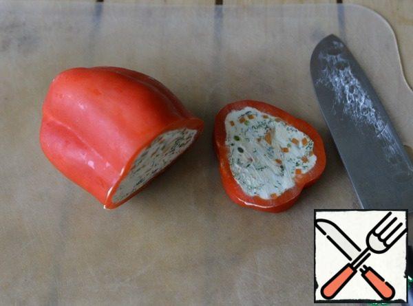 Before serving, remove the stuffed peppers from the freezer (refrigerator), cut with a sharp knife into circles about 1 cm thick.