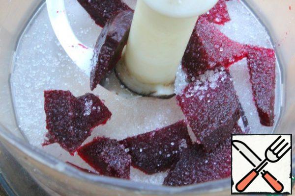 In the milk, stir the yogurt thoroughly with a whisk.
Cut the beets and put them in a blender.
Sprinkle with sugar.