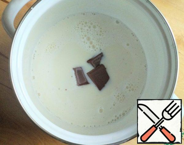 For the chocolate layer, mix the cream in a saucepan (it is better to use 33%, but you can also use 20%), milk, sugar and gelatin. Heat to a maximum of 60 degrees, stirring constantly with a whisk, until the gelatin dissolves. Then add the chocolate.