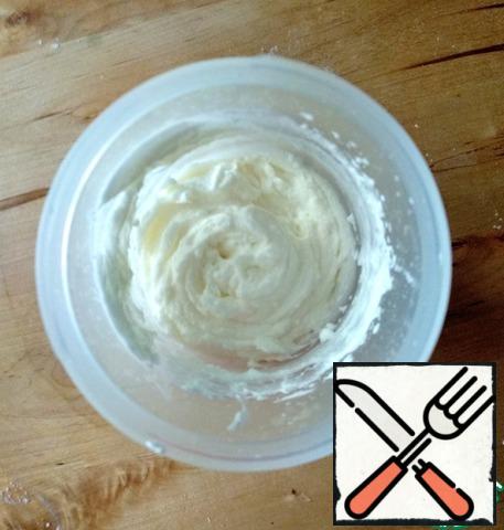 To decorate, cream (33%) with a mixer until stable peaks, add powdered sugar and beat again.