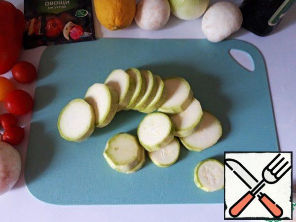 Cut the zucchini into rings about 1 cm thick.