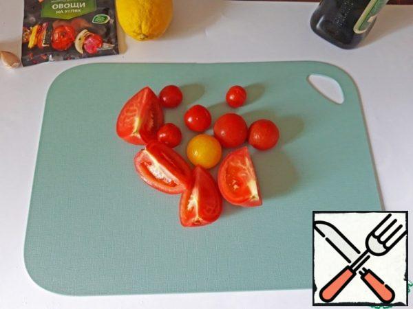 Cut the tomato into 4 parts. Just wash the cherry tomatoes. Put all the vegetables in a saucepan.