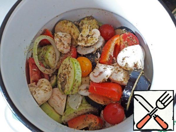 Pour the marinade over the vegetables, mix gently, and leave to marinate, ideally for 1-2 hours.