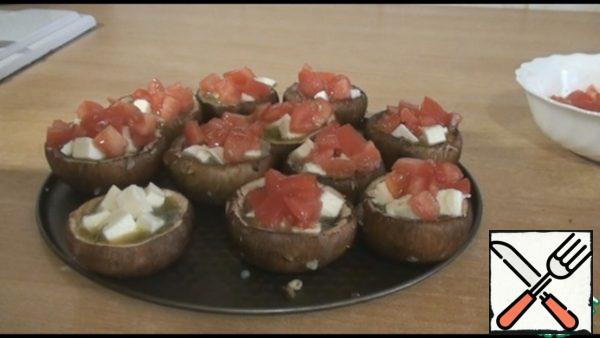 Then diced tomatoes, pepper to taste. Send to the oven, bake at 180 degrees for about 25 minutes, look at your oven.