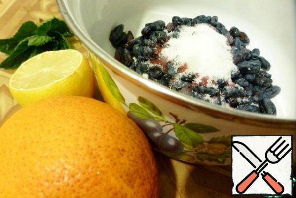 Put the berry in a convenient container and add sugar. Prepare other ingredients.