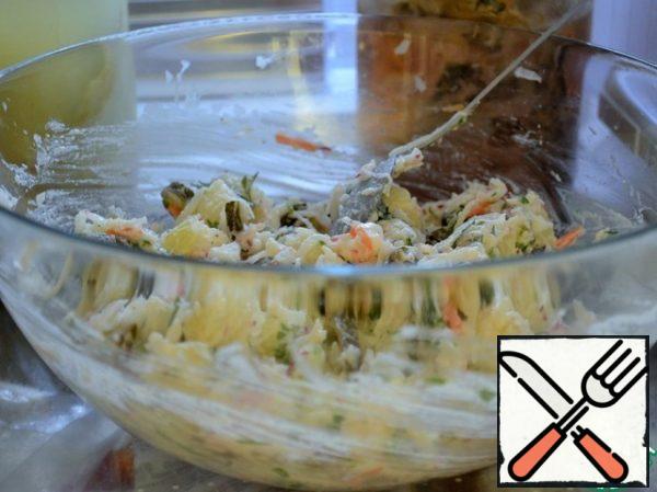 Since salted and sauerkraut vegetables taste better chilled,
put the salad in the refrigerator for 30-60 minutes.
