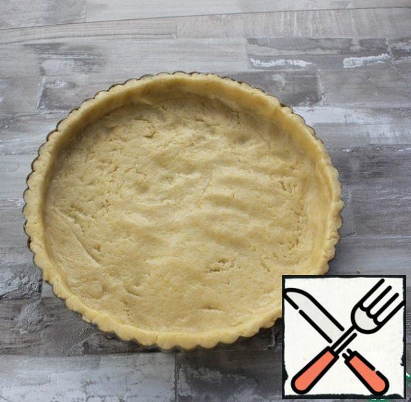 Put the dough in a split form with a diameter of 23 cm, spread on the bottom and form the sides. Put in the refrigerator for 1 hour.
