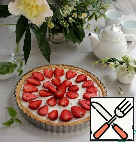 Put the curd cream on the base of the tart, smooth it out, lay the strawberries on top. Put it in the refrigerator, preferably overnight.