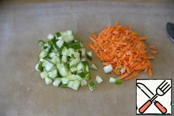 Carrots in Korean are slightly crushed, cucumber is cut into cubes.