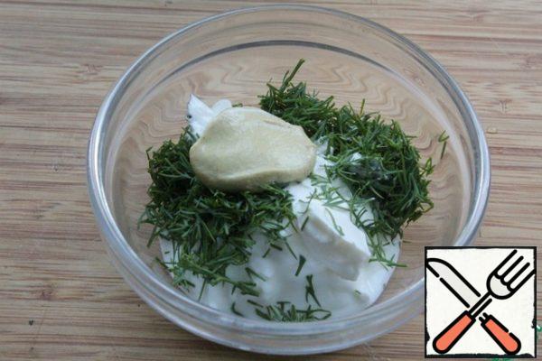 Put the yogurt, mayonnaise, mustard, dill, horseradish and pepper in a bowl.
Mix everything.
Try and adjust the taste - I added a little salt.