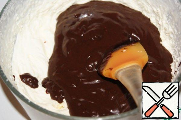 Stir in the milk, so that there are no lumps and put on medium heat, cook, constantly stirring, until thick and bulek appears. Add 50 g of chocolate and stir, the chocolate should melt. Cool completely.