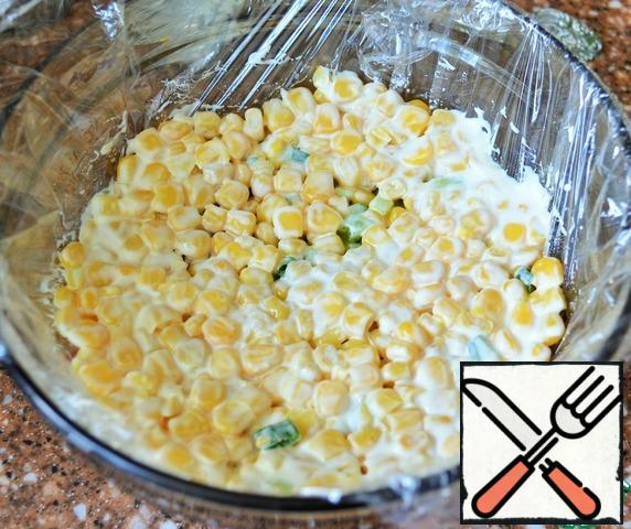 On crab sticks, spread 1/3 of the green mass, corn on it.
Grease 1 tsp of mayonnaise.