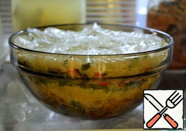 Seal with a spoon, cover and refrigerate for 30-60 minutes.